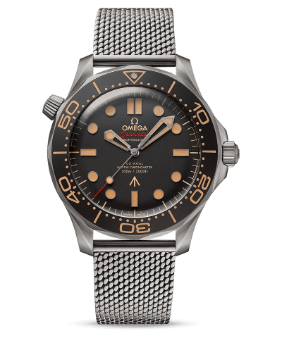 Produktbilde av Omega Seamaster Diver 300M Co-Axial Master Chronometer 007 Edition med sort urskive og lenke. Ref. O21090422001001.