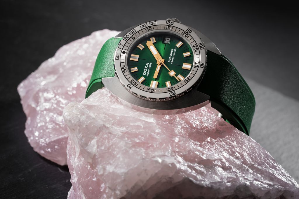 DOXA SUB200T Sea Emerald liggende på en rosa mineralstein