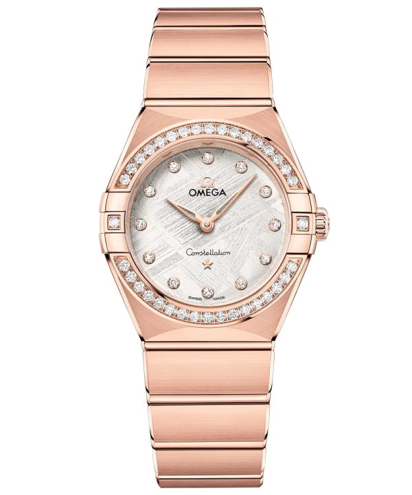 Produktbilde av Omega Constellation Sedna™ Gold 28mm med hvit perlemor urskive på roségullenke. Ref. O13155286099005.