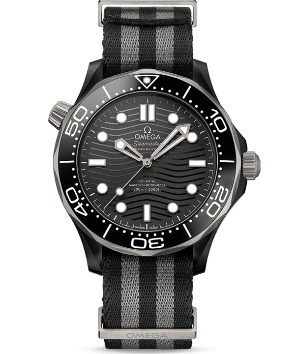 Produktbilde av Omega Seamaster Diver 300M Black Co-Axial Master Chronometer 43.5mm med sort urskive og sort tekstilrem. Ref. O21092442001002.