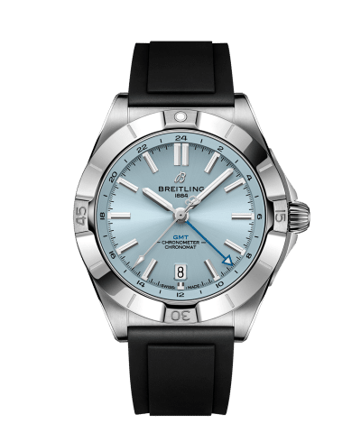 Produktbilde av Breitling Chronomat Automatic GMT 40 med blå urskive på sort gummirem. Ref. P32398101C1S1.