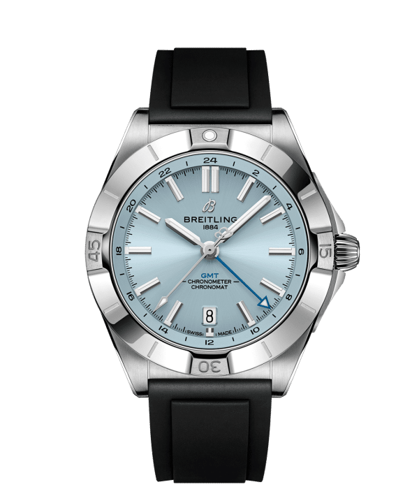Produktbilde av Breitling Chronomat Automatic GMT 40 med blå urskive på sort gummirem. Ref. P32398101C1S1.
